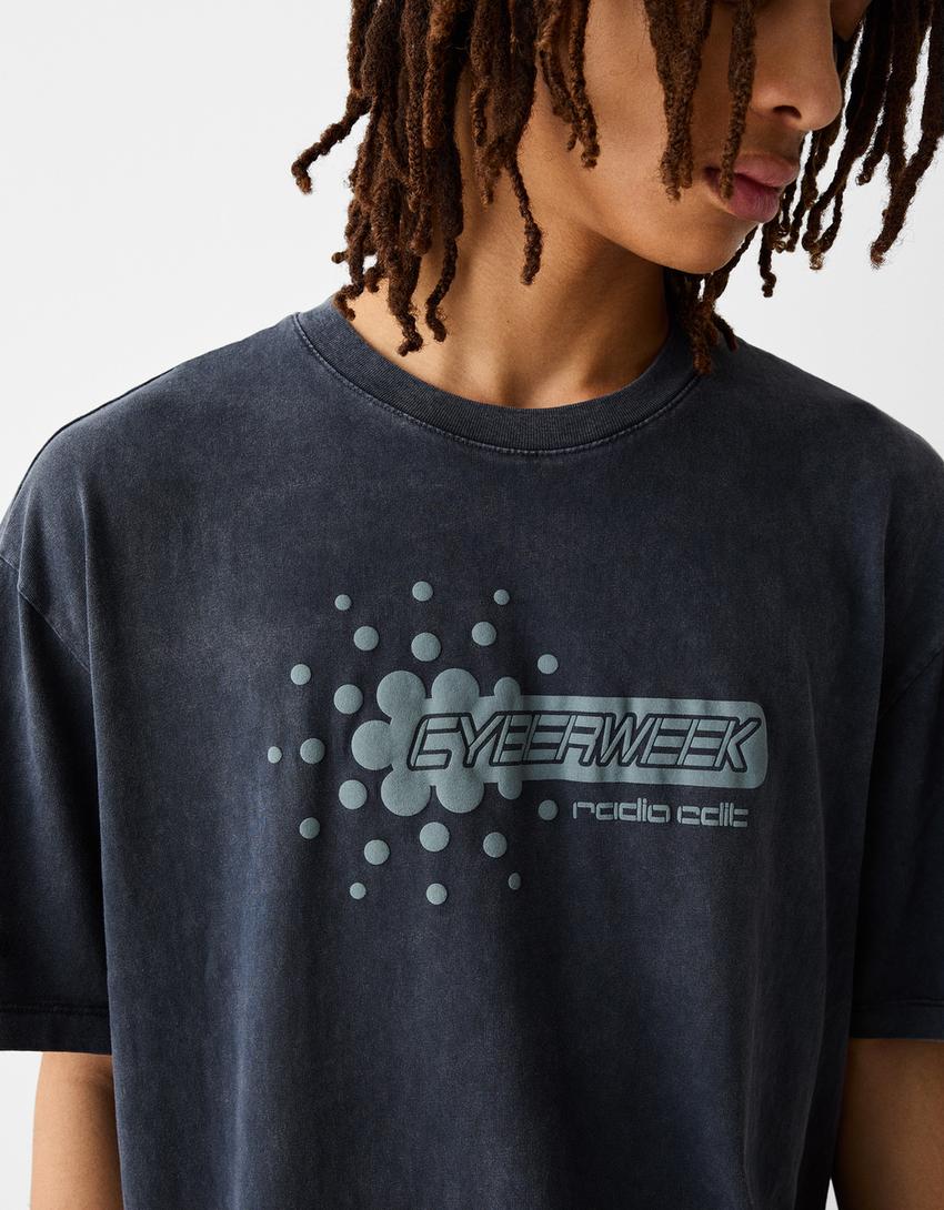 تيشرت بقصّة مربعة وأكمام قصيرة وطبعة وتأثير باهت-أسود-6