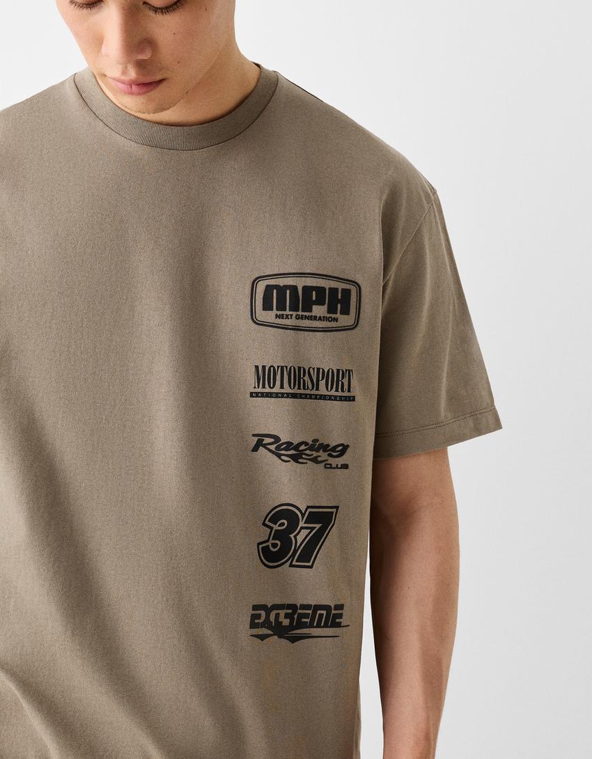 T-shirt manga curta boxy estampado-Marrom-6