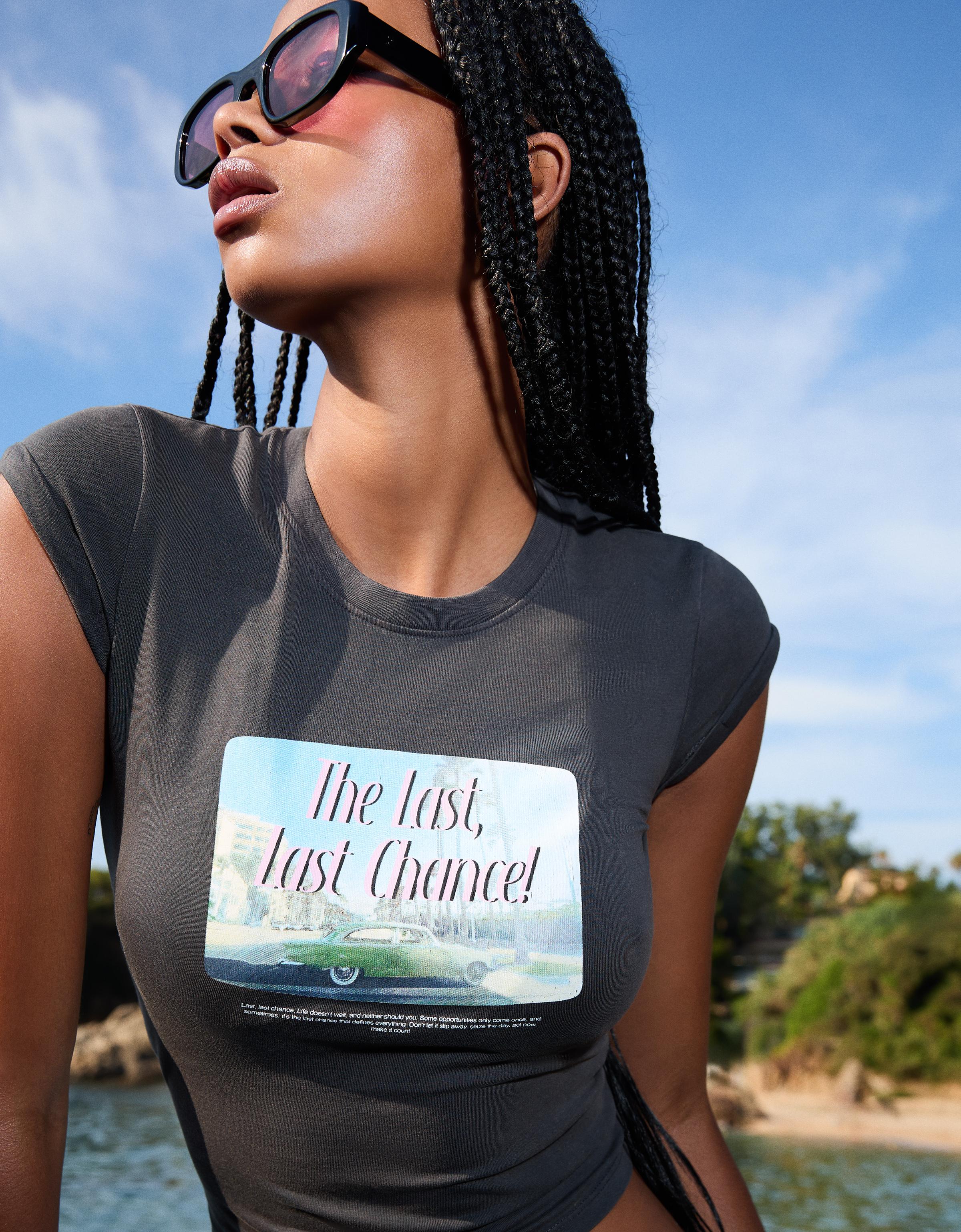 Bershka T-Shirt Mit Print Und Kurzen Ärmeln Damen M Schwarz