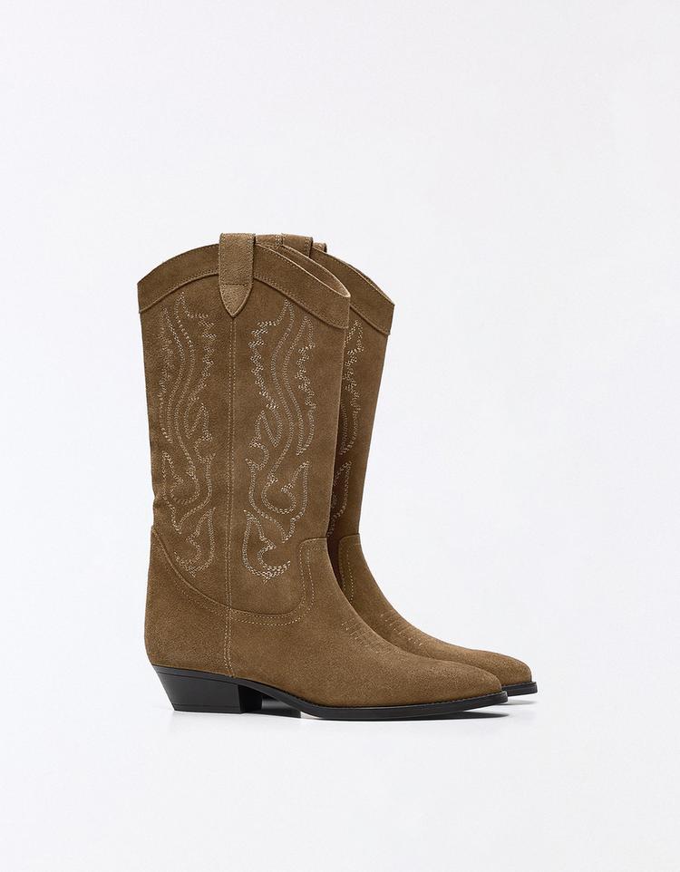 Botine maro deschis cu toc mic de 4 cm, design brodat pe lateral și vârf ascuțit.