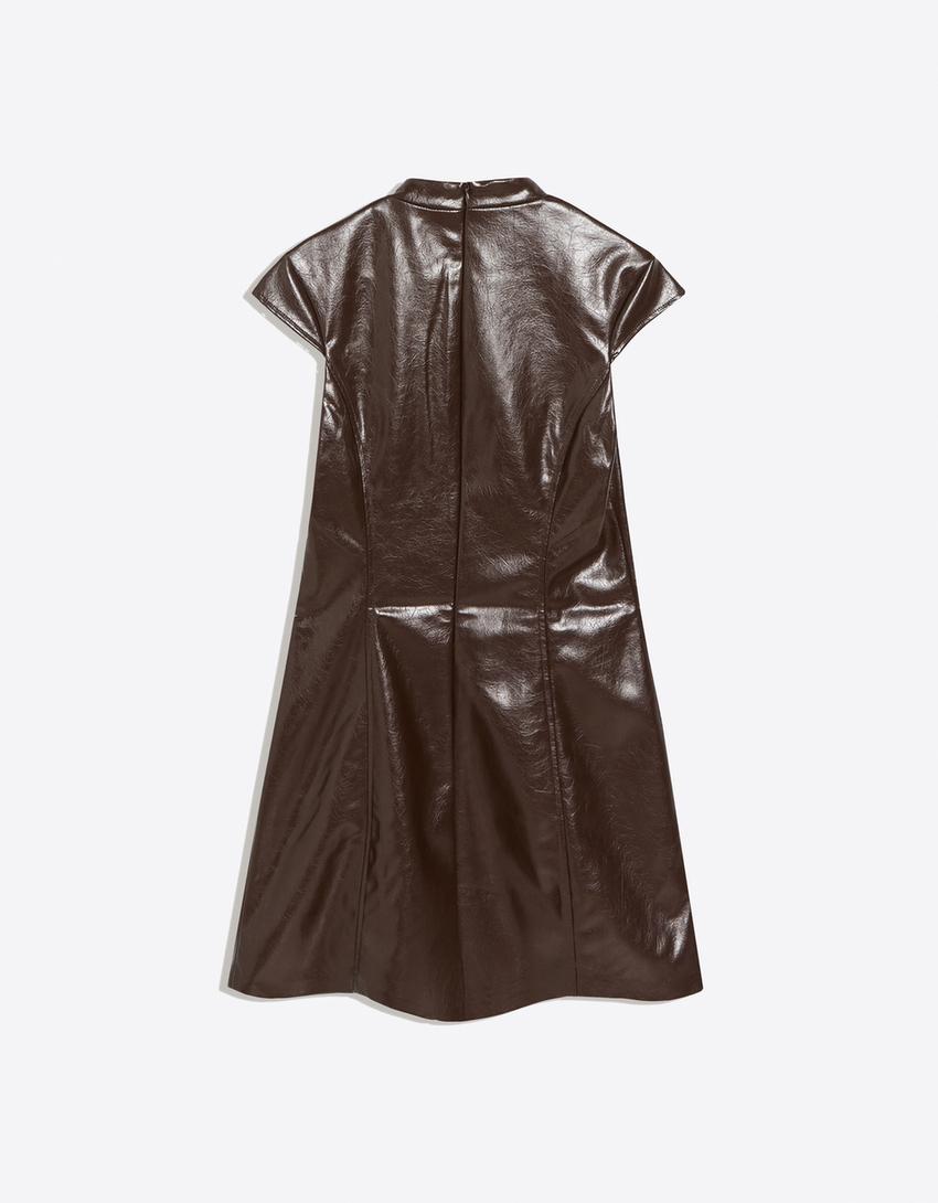 Vestito mini in finta pelle con collo alto-Marrone