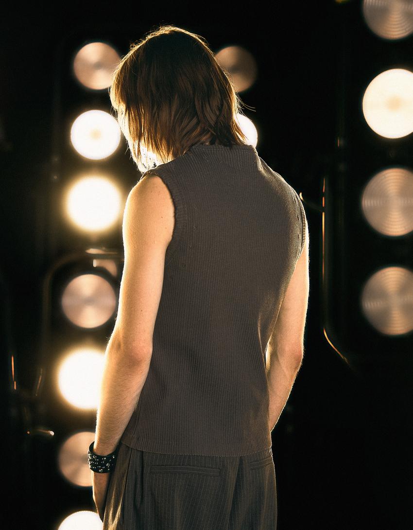 Embroidered sleeveless T-shirt-Grey