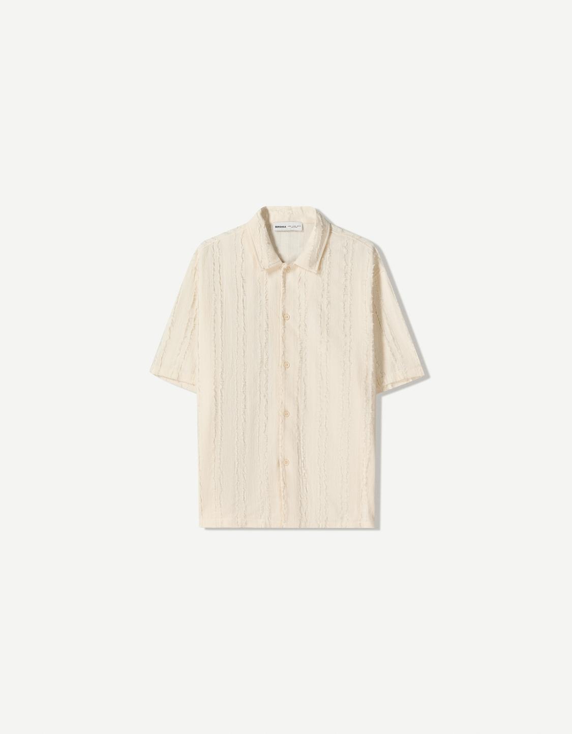 Conjunto de camisa e calças com textura