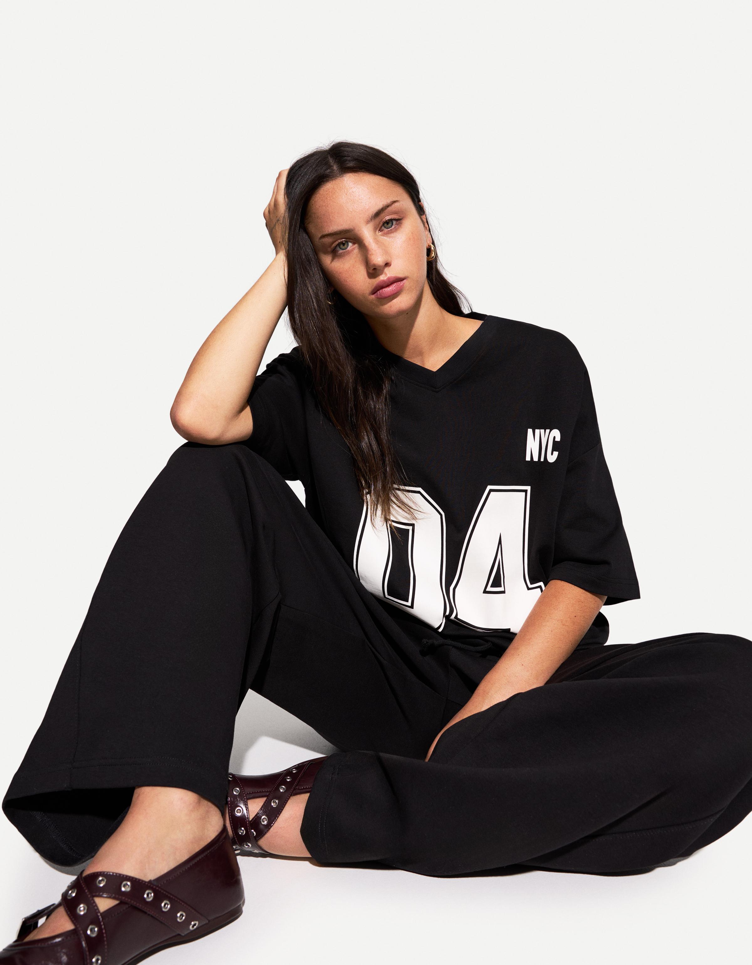 Bershka T-Shirt Mit V-Ausschnitt Und Print Damen S Schwarz