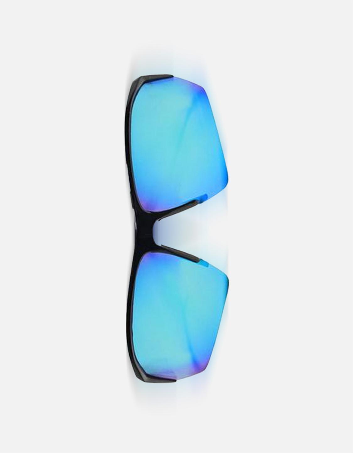 Polarised sports sunglasses