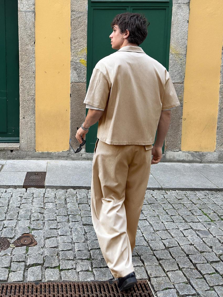 Kortärmad skjorta med ledig passform och veck-Sand