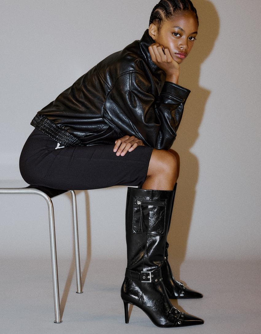 Stiefel mit Absatz und Schnallendetail-Schwarz