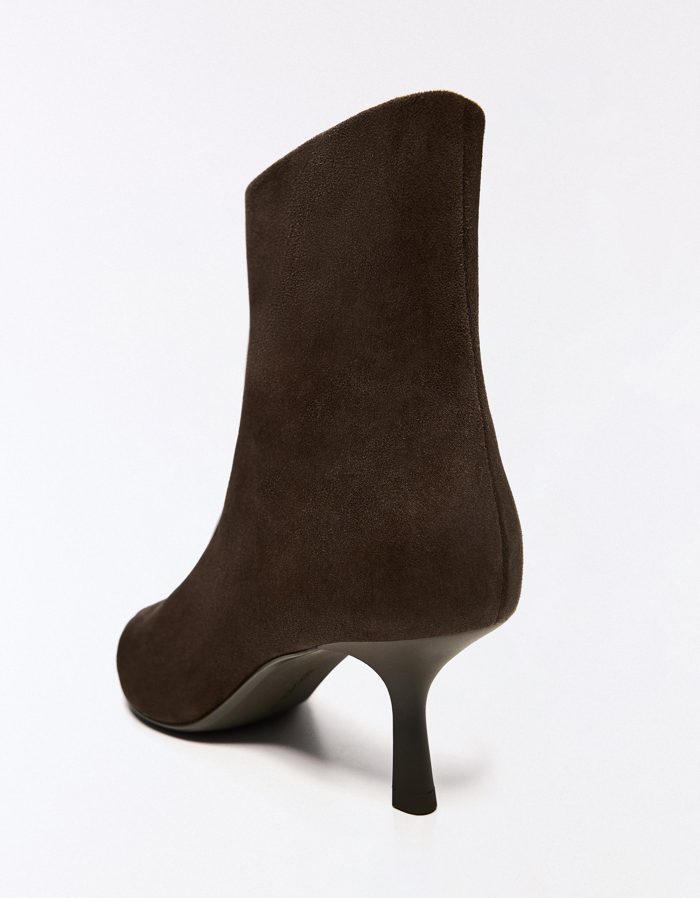 Kitten heel ankle boots — Brown