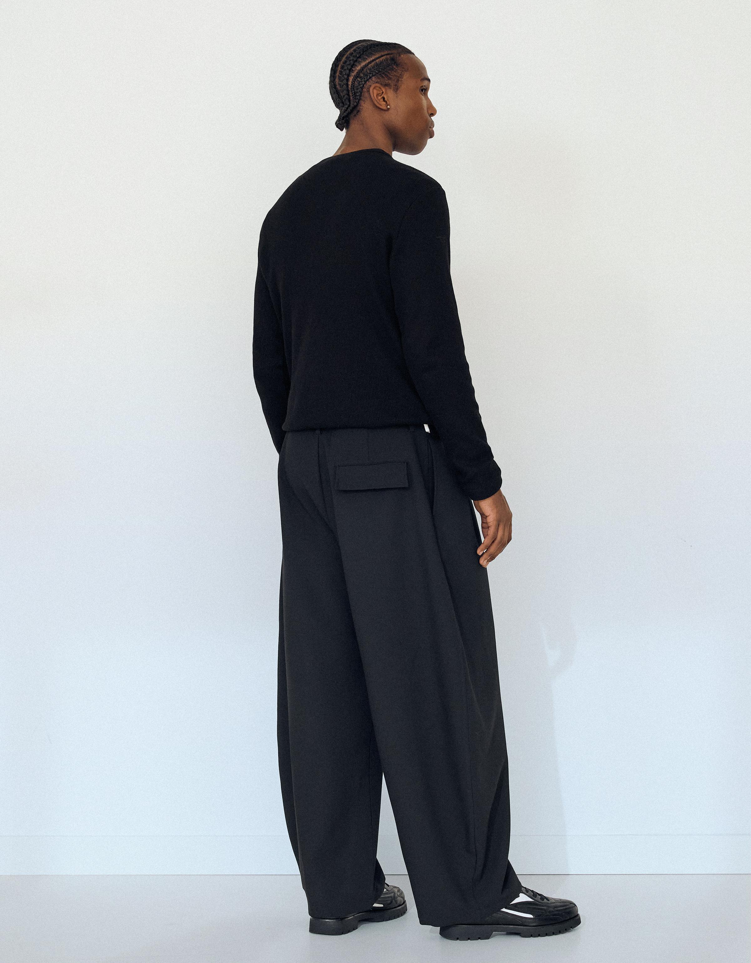 Barrel-leg tailored fit trousers with belt — Black