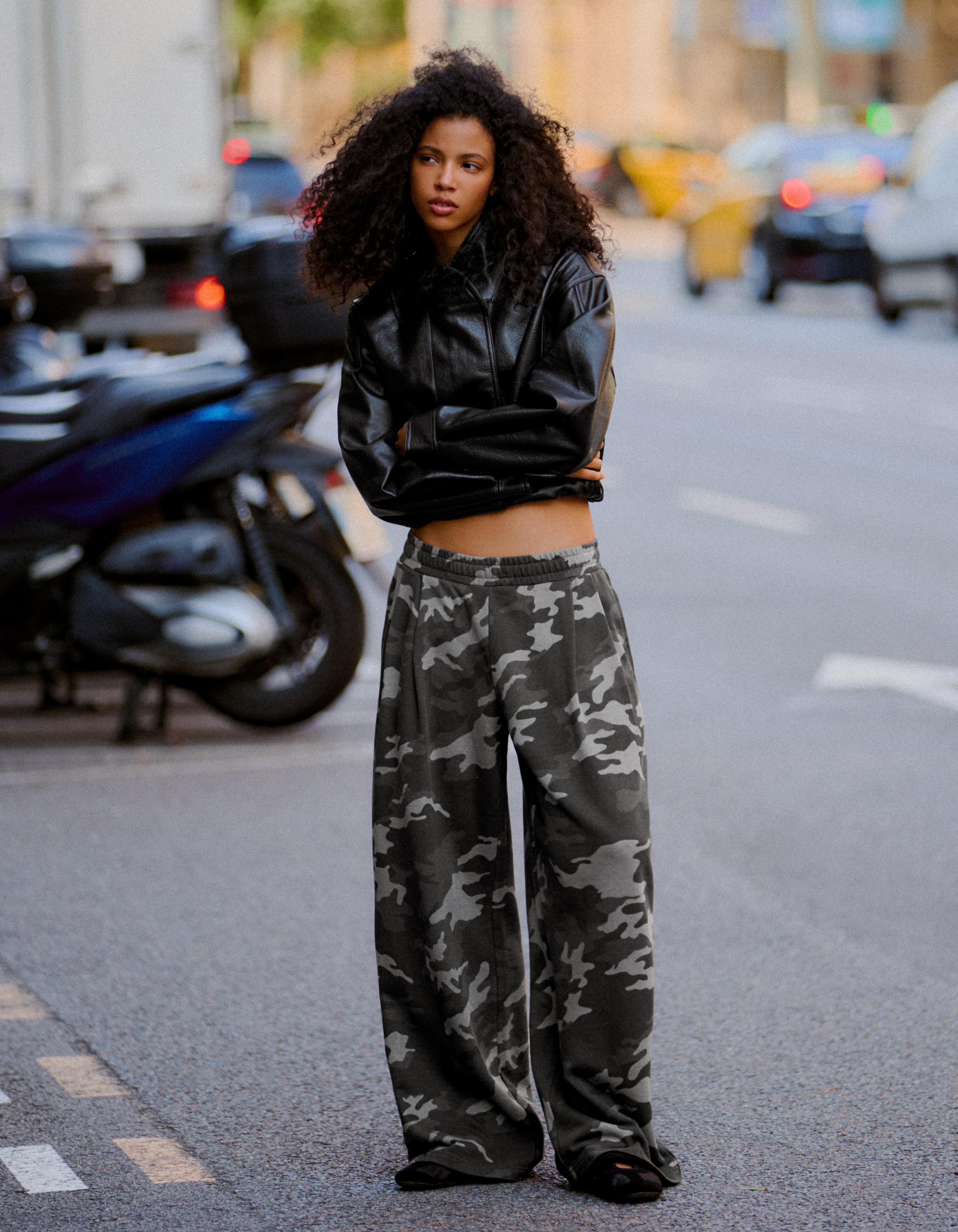 Printed plush trousers — Dark grey