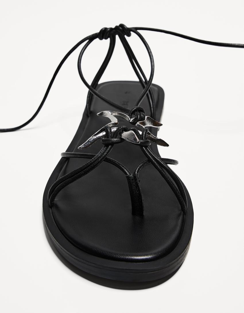 صندل مسطح بأربطة وتفصيل معدني-أسود