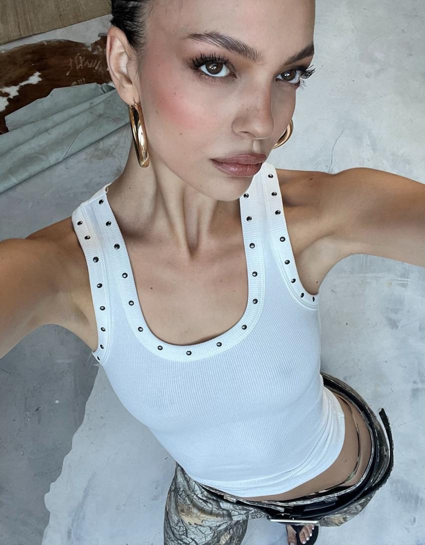 Camiseta sin mangas tachas-Blanco roto-1