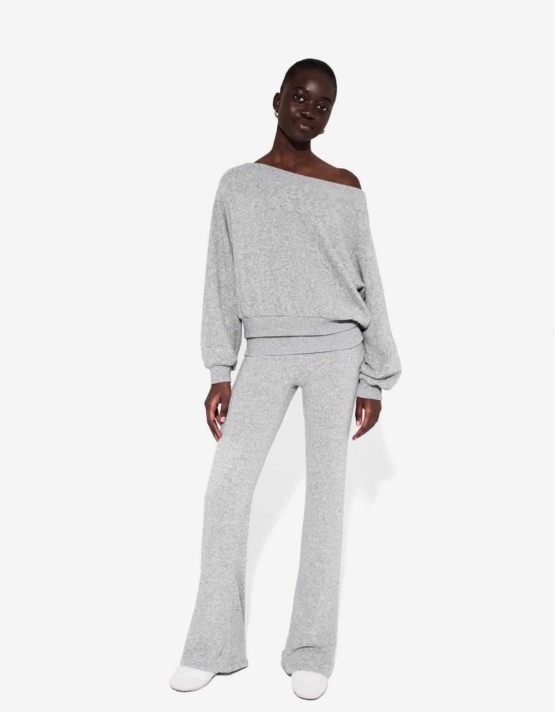 Ensemble pull col asymétrique et pantalon flare