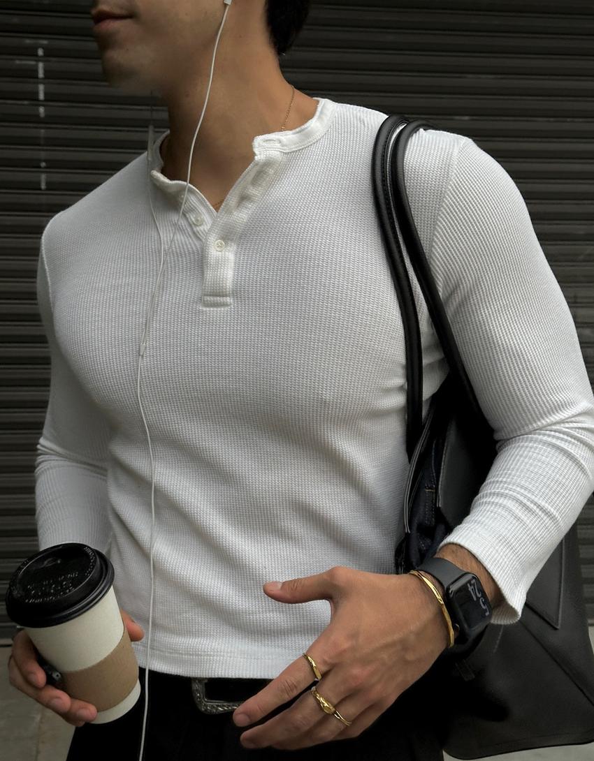 Kaus henley slim fit rajut wafel-Putih semu