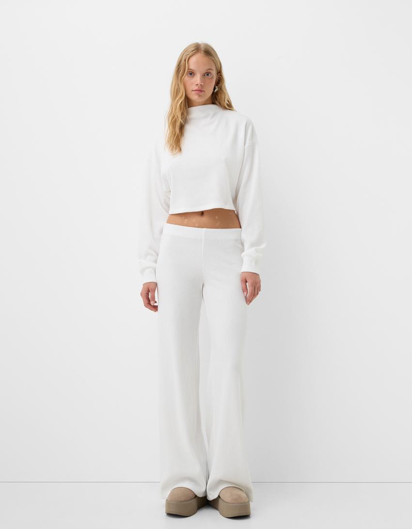 Pantalones Blancos Bershka Los Vaqueros Campana Blancos De 25 € De