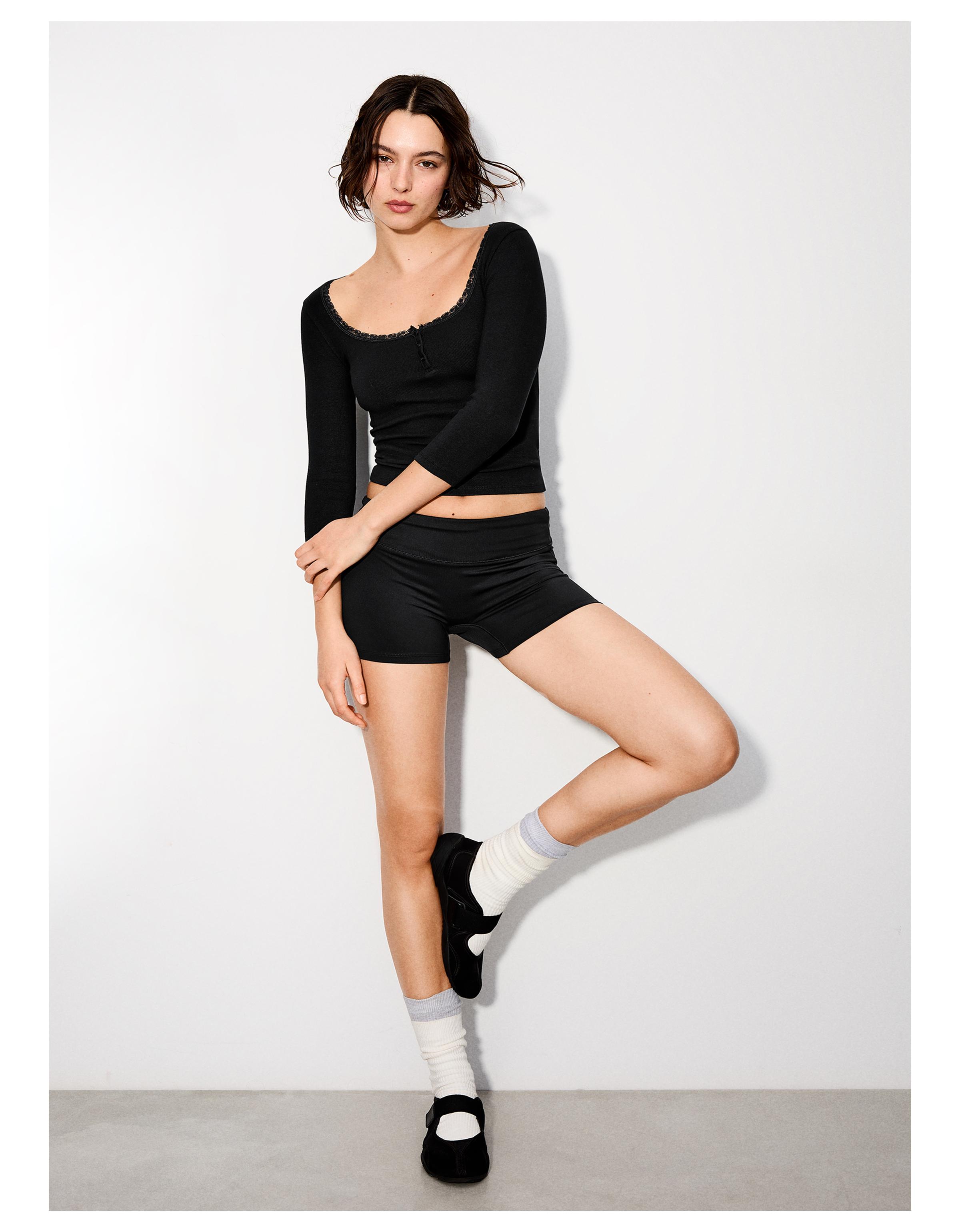 Lace V-neck long sleeve T-shirt — Black