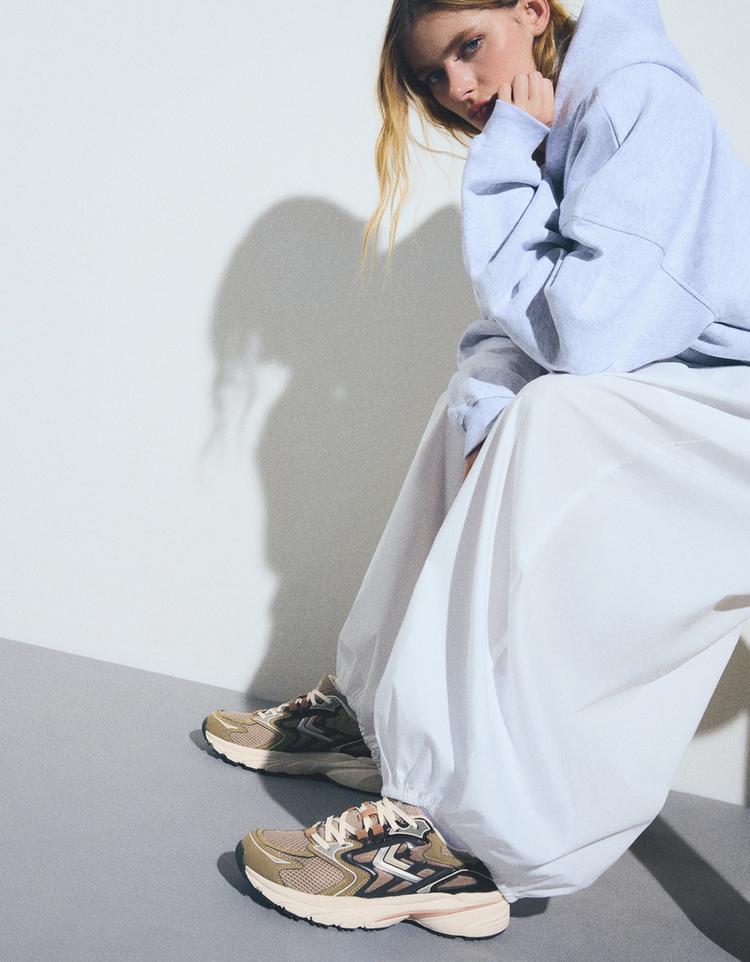 Çok parçalı spor ayakkabı