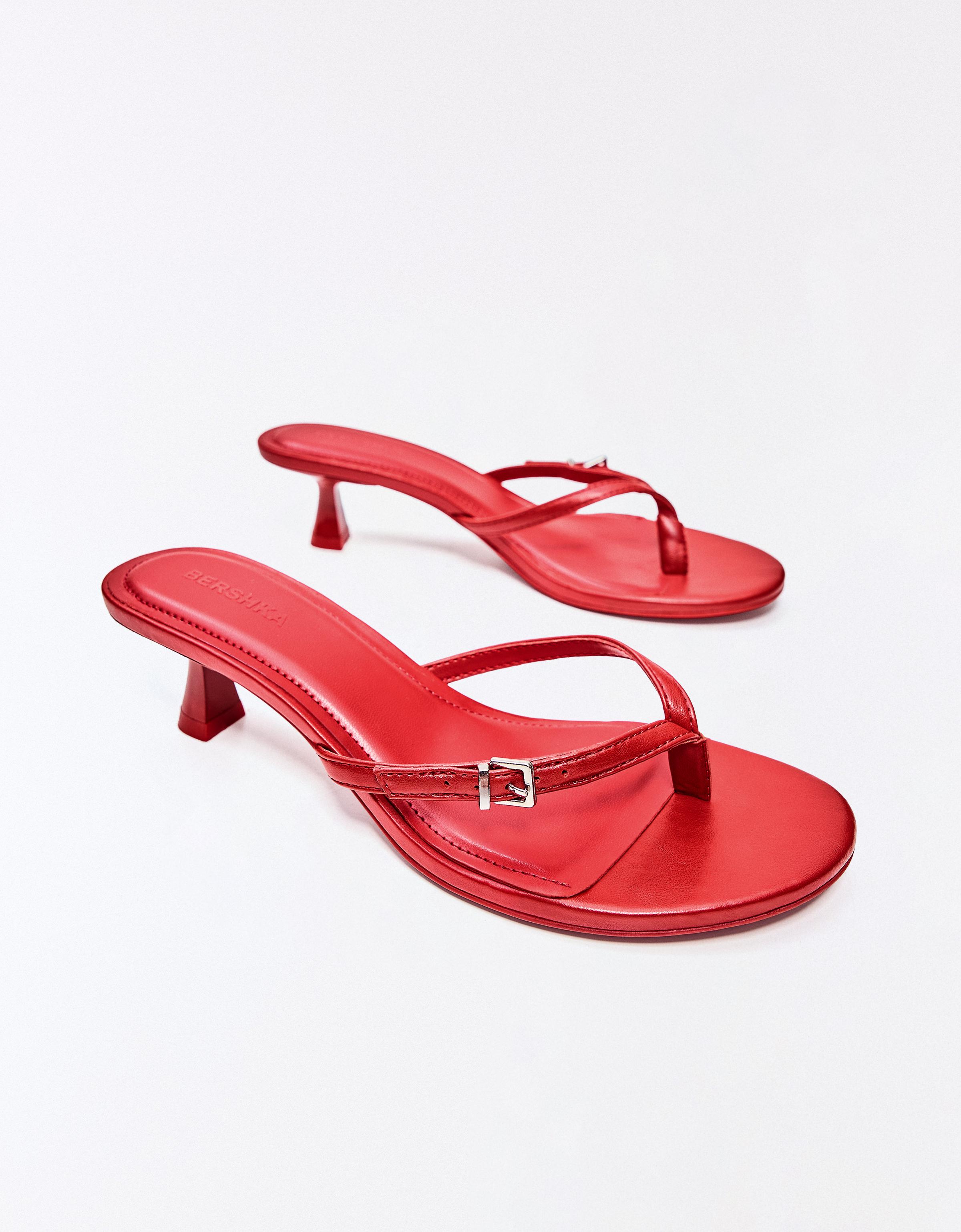 Buckle thong heeled sandals — RED