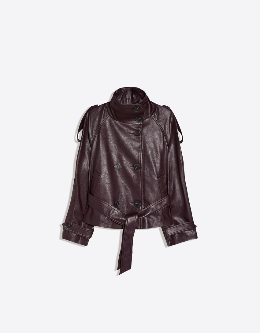 Cazadora trench corta efecto piel-Burdeos