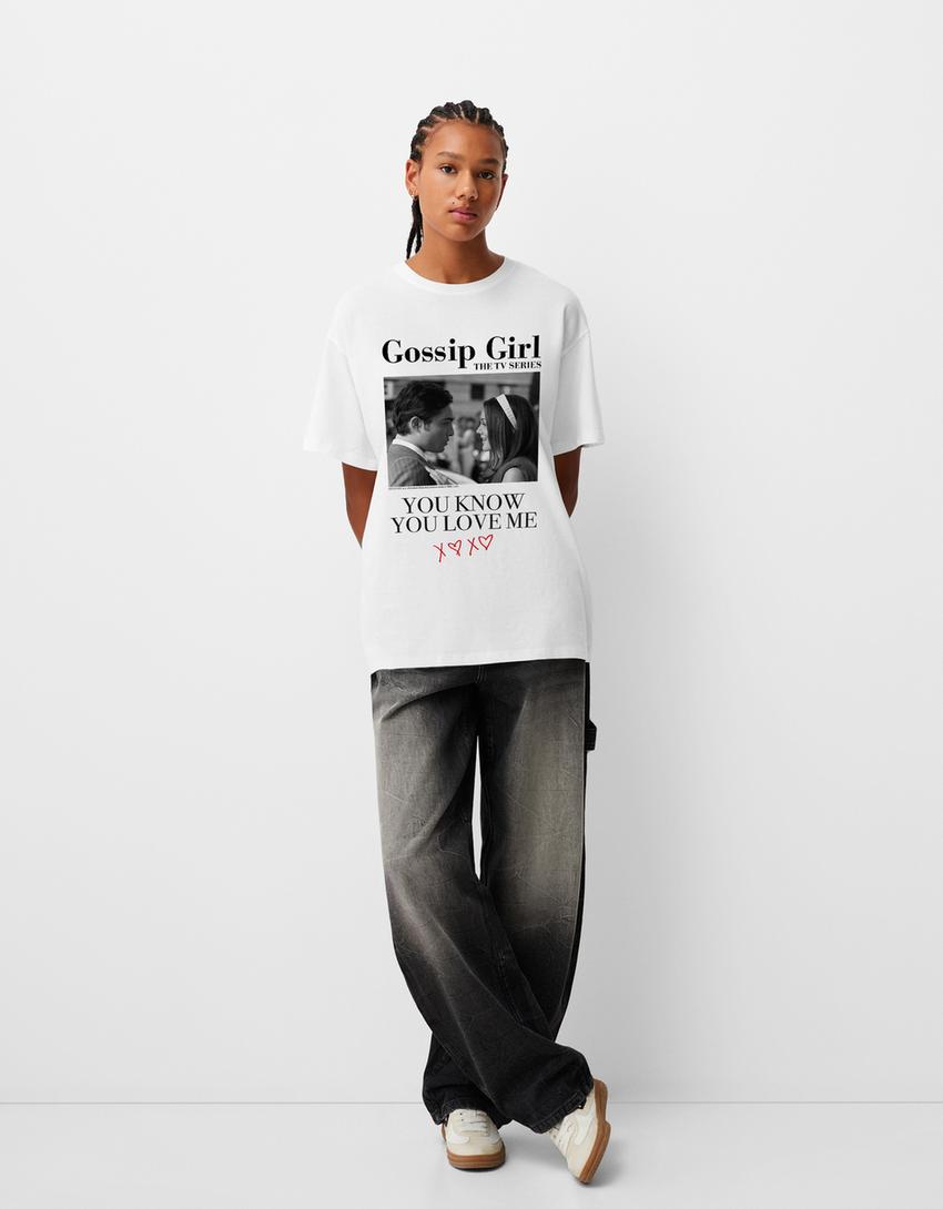 Kortärmad t-shirt Gossip Girl i oversize-modell-Benvit