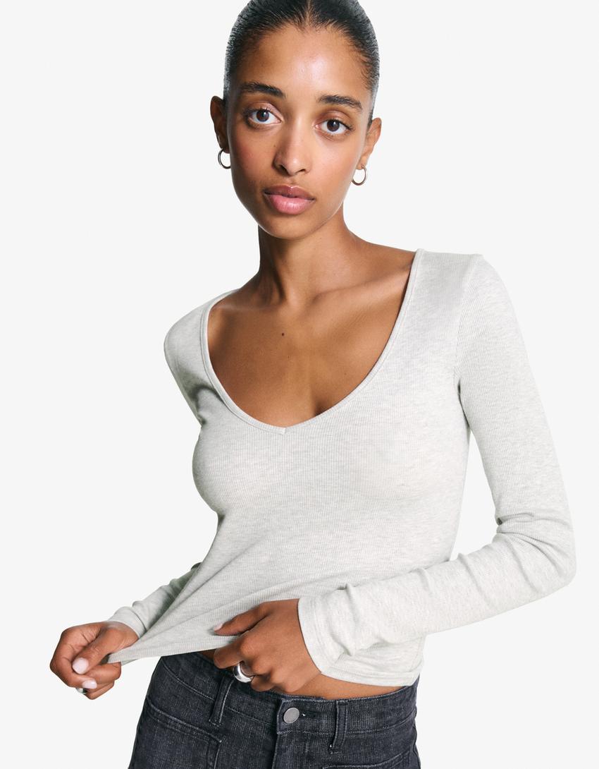 Long sleeve V-neck T-shirt - Women | Bershka