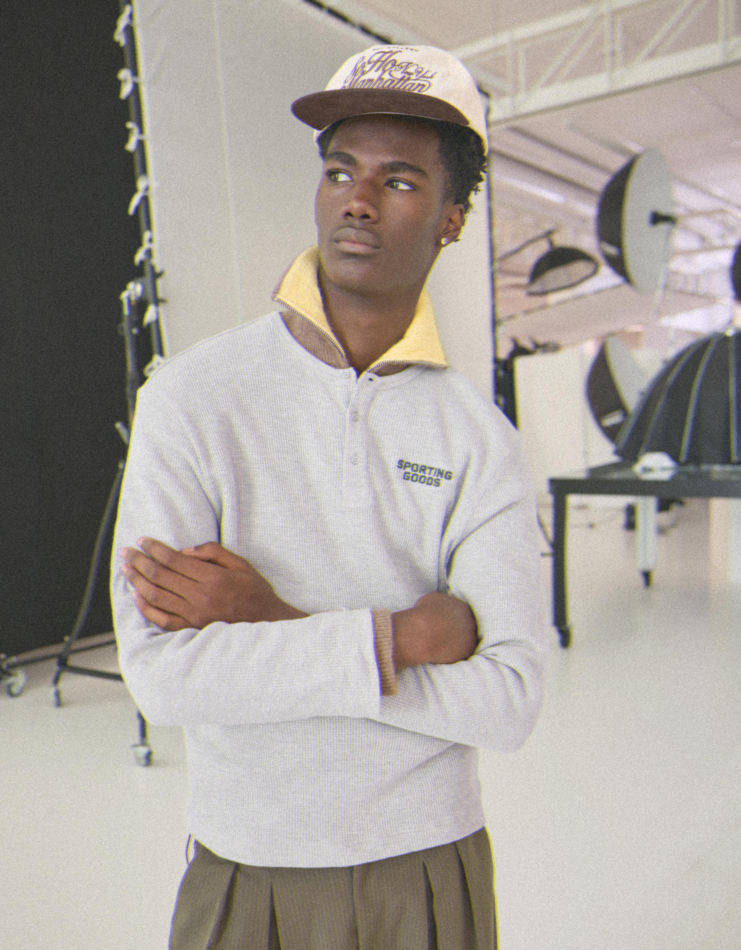 Bershka Baskılı düğmeli yaka uzun kollu tişört görsel 5