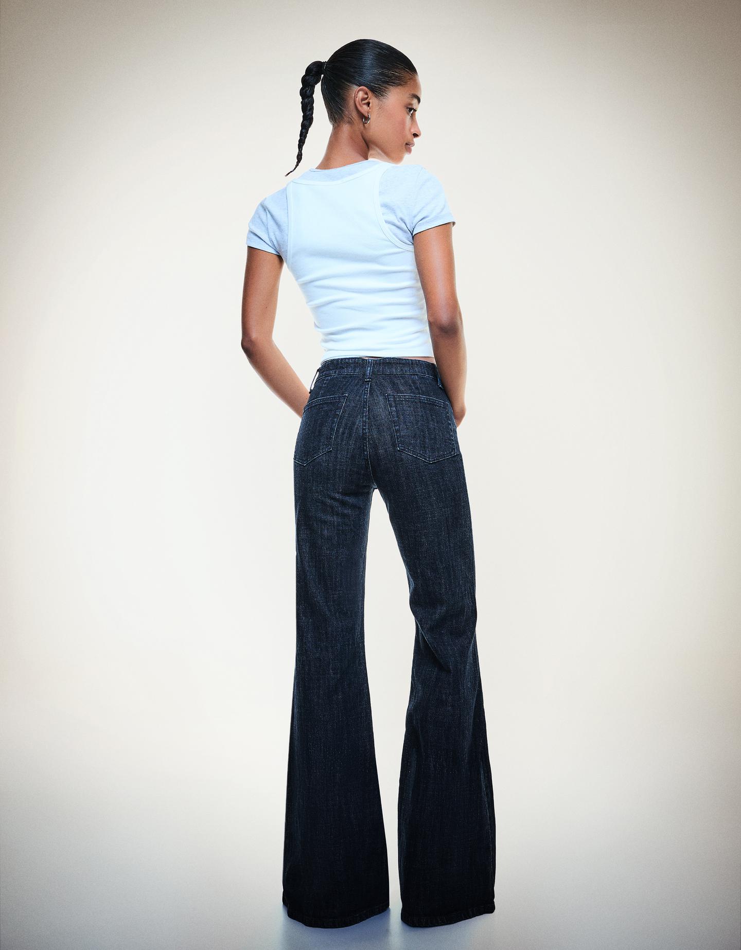 Bershka jeansy o kroju flare z komfortowymi kieszeniami granatowy