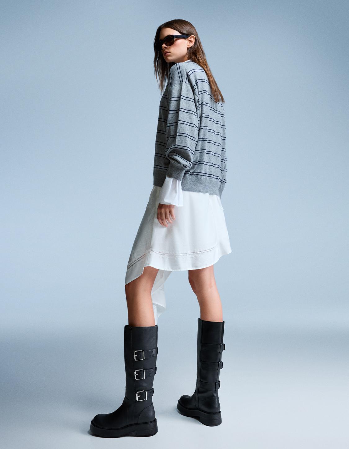 Flat boots with buckles