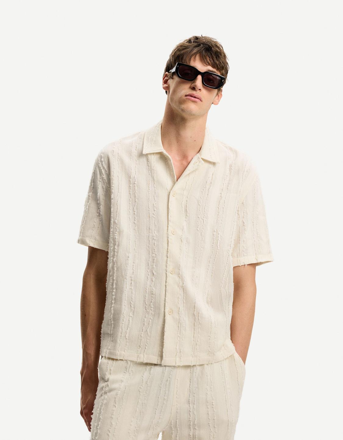 قميص بملمس بارز وأكمام قصيرة