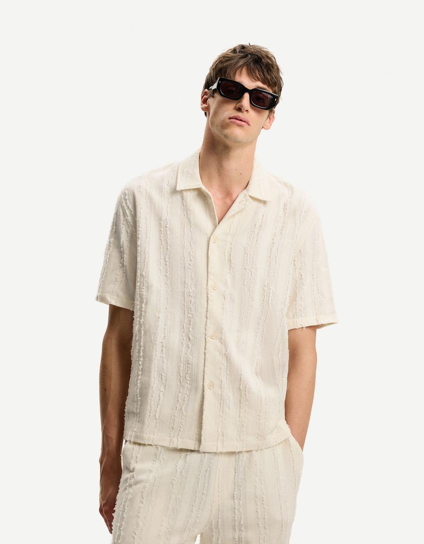 قميص بملمس بارز وأكمام قصيرة-أبيض مطفي