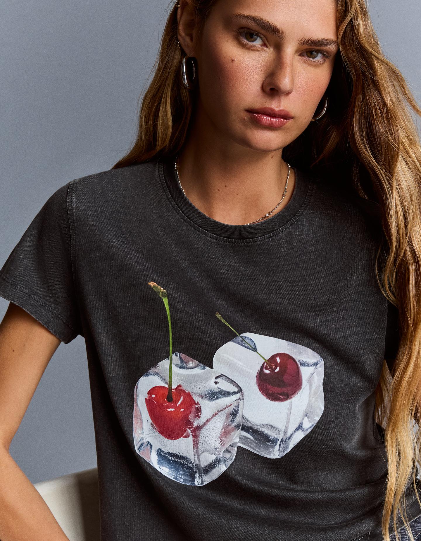 Bershka koszulka z krótkim rękawem i nadrukiem ciemnoszary