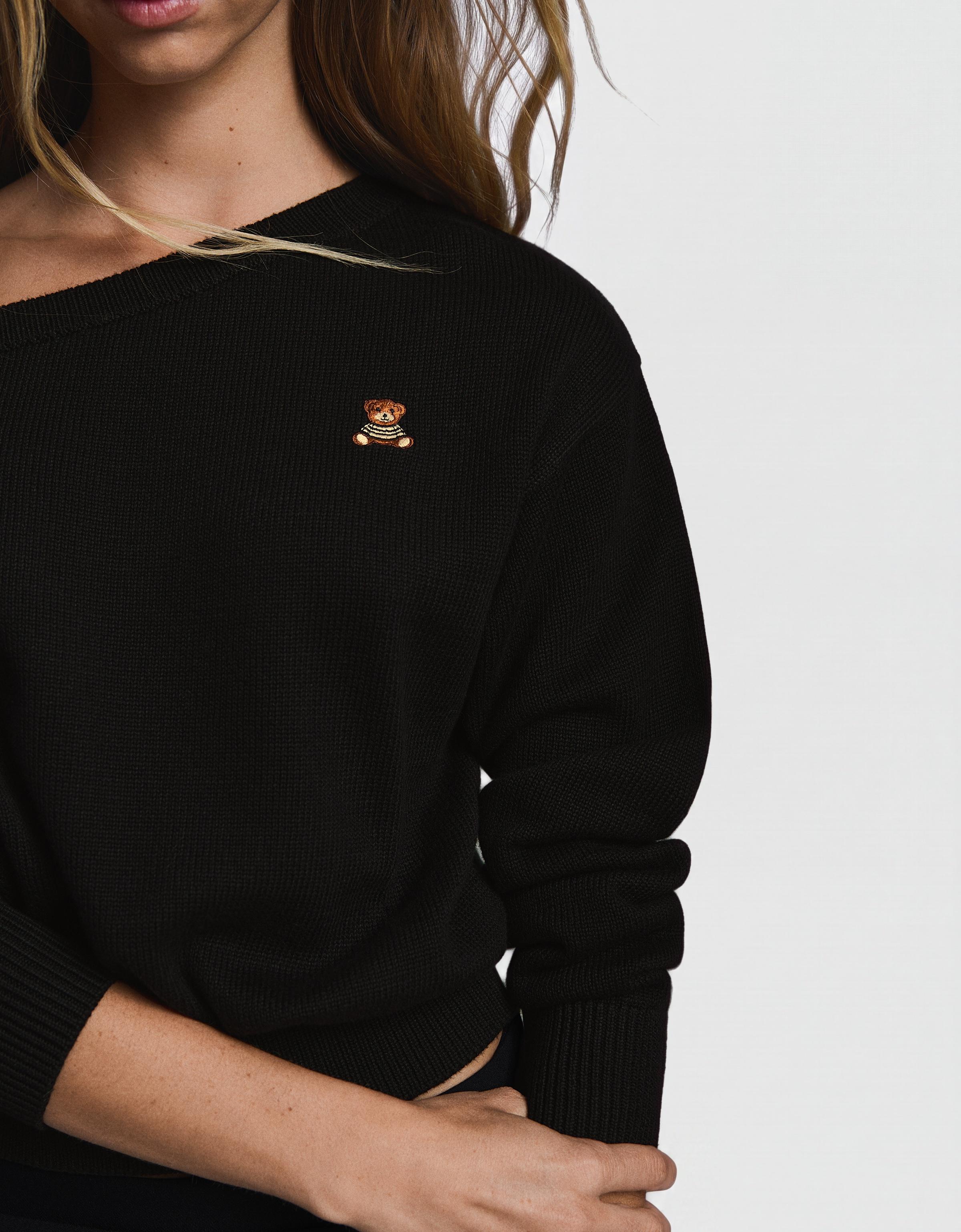 Bear embroidered boat neck jumper — Black