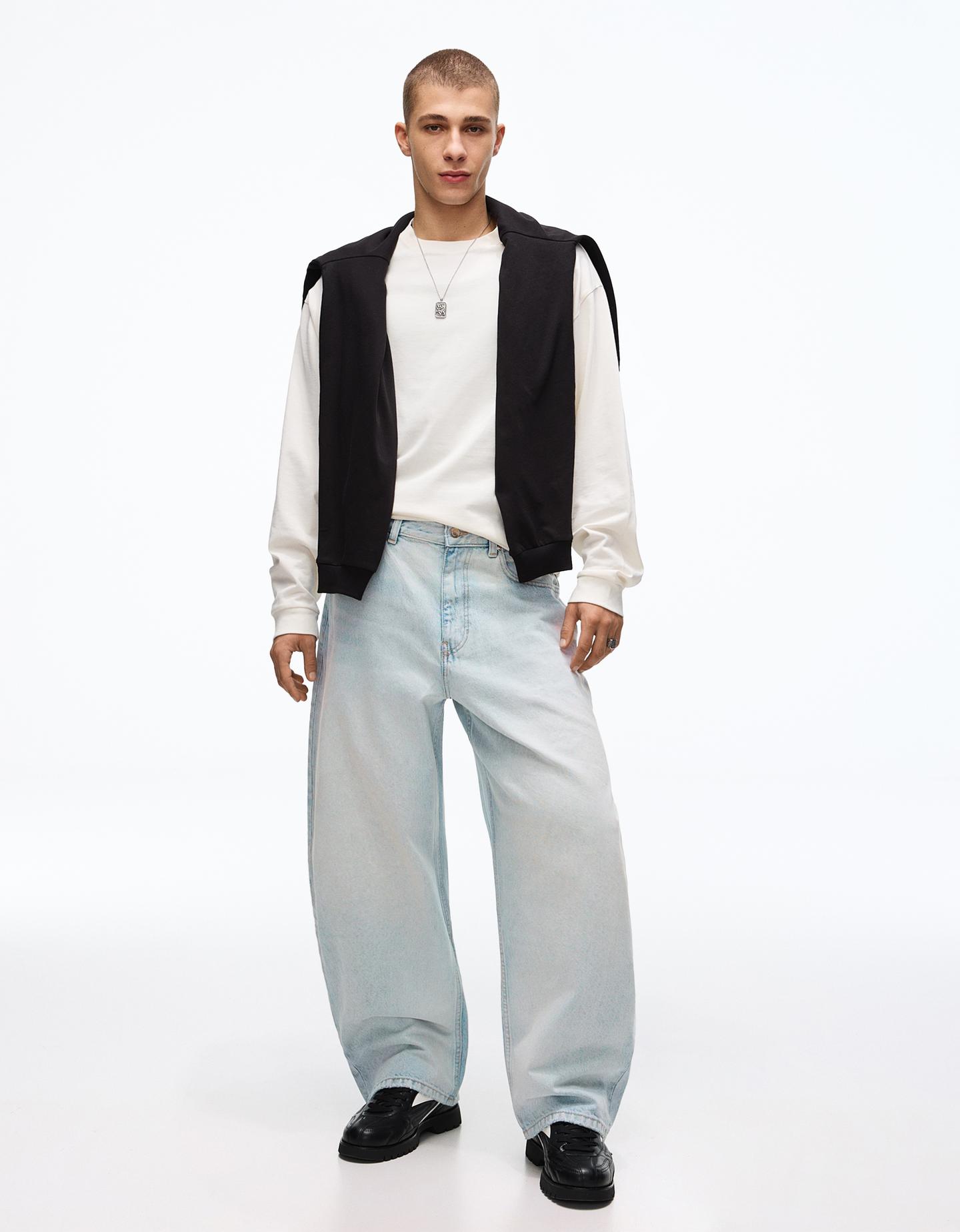 Bershka haftowane jeansy o kroju barrel jasnoniebieski