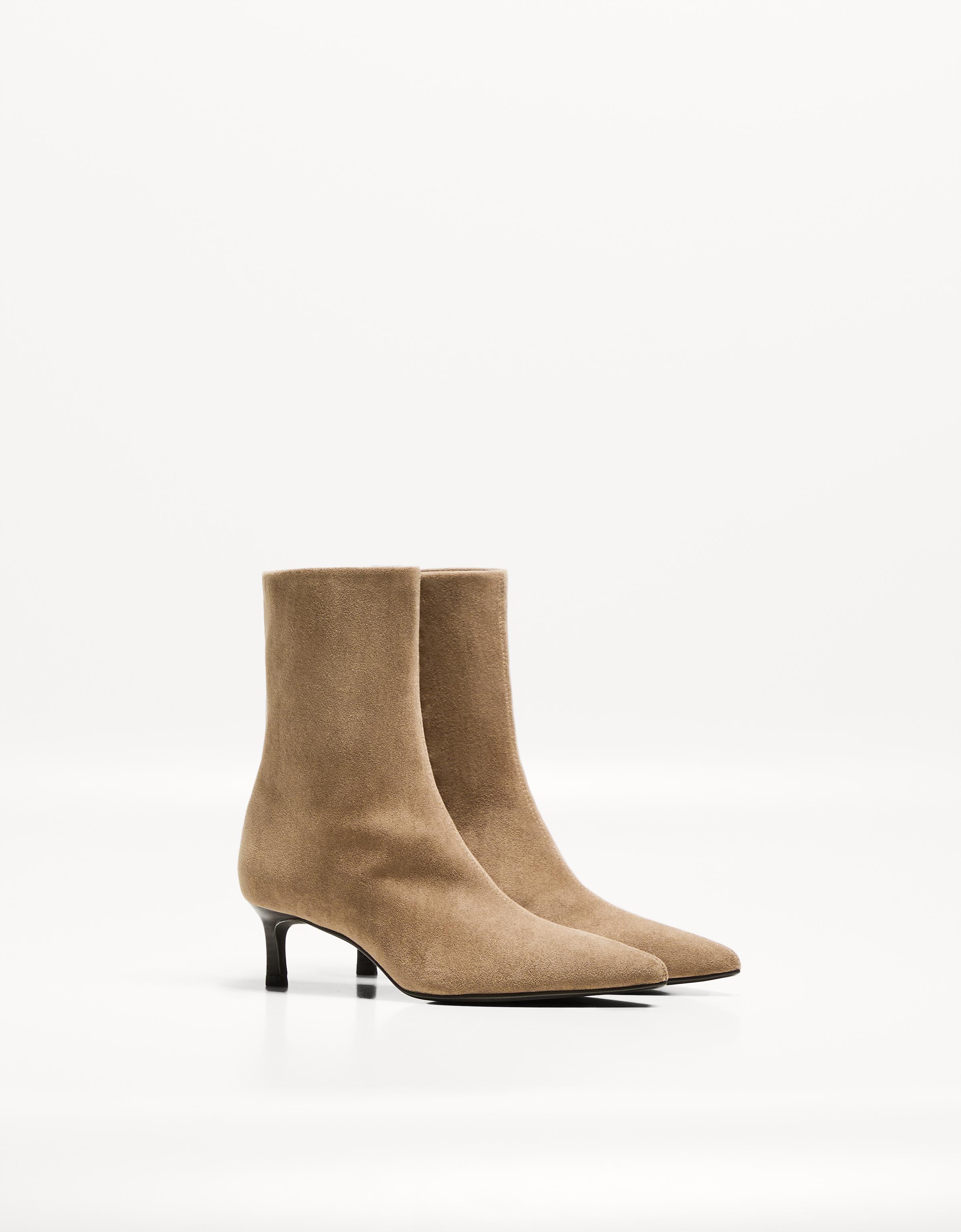 Bershka Stiefeletten In Lackoptik Mit Kitten-Heels Damen 36 Gelbbraun