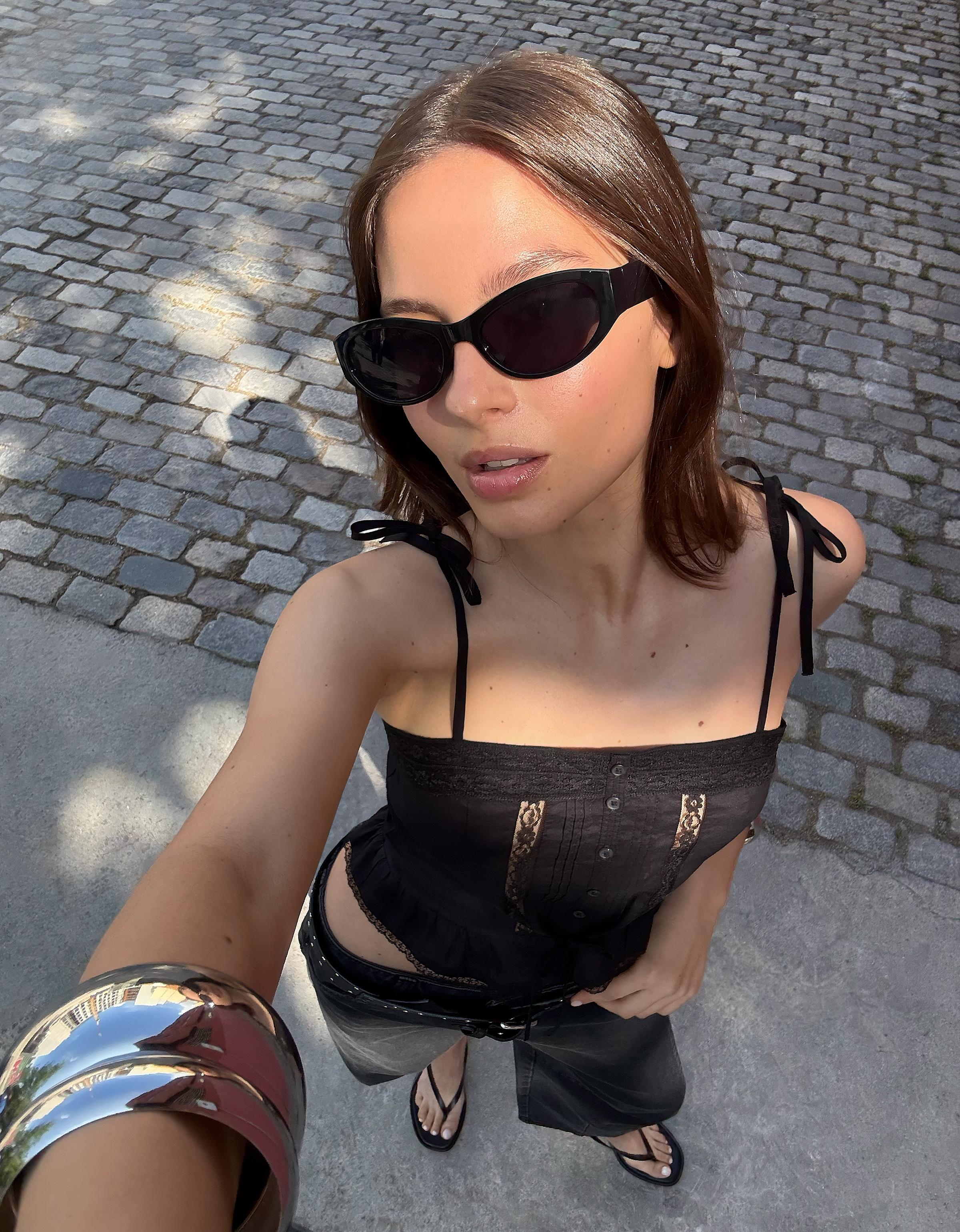 Bershka top na ramiączkach z koronką i wiązaniem czarny