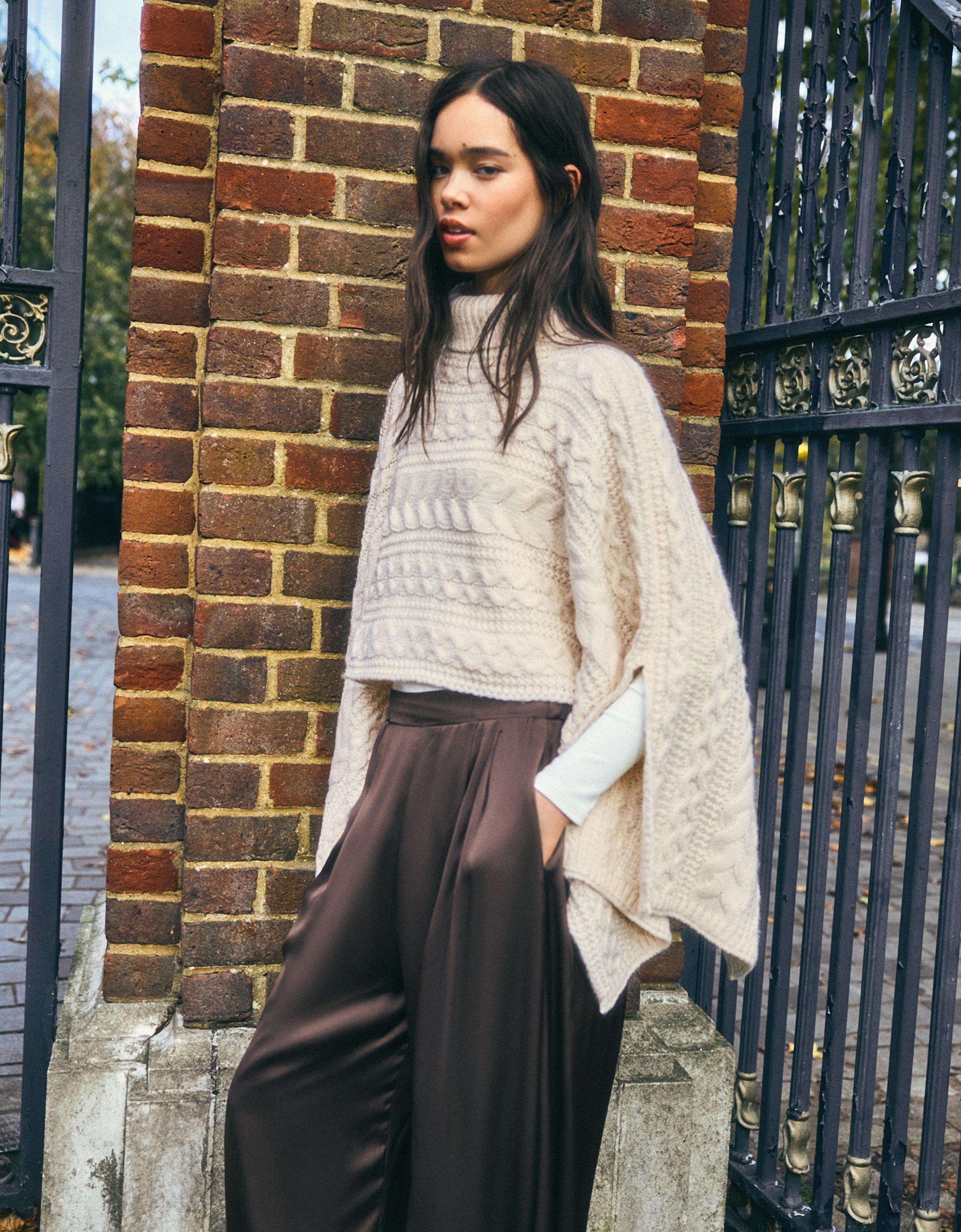 Bershka Zopfmuster-Pullover Mit Stehkragen Damen Sandfarbe