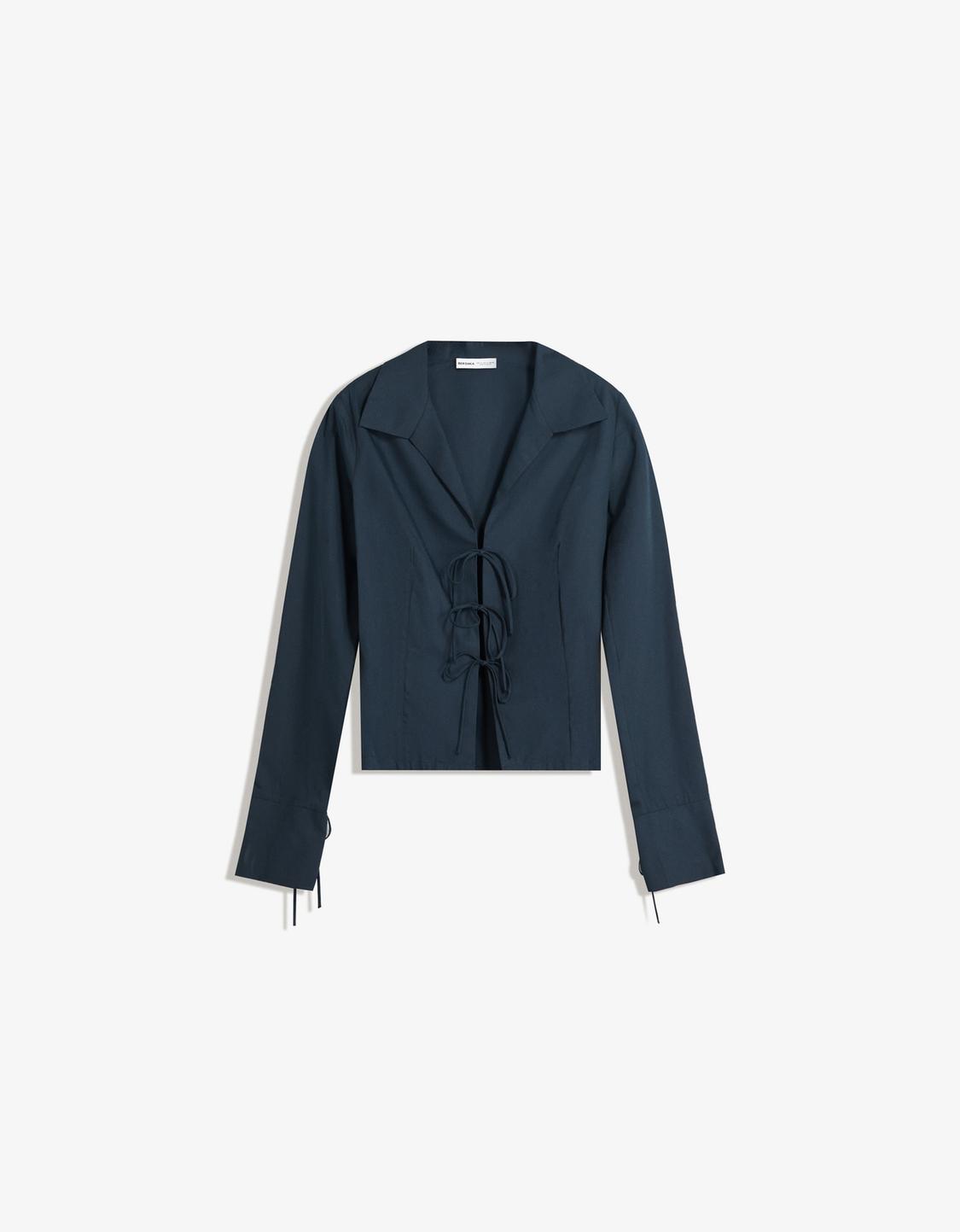 Приталенная рубашка на завязках