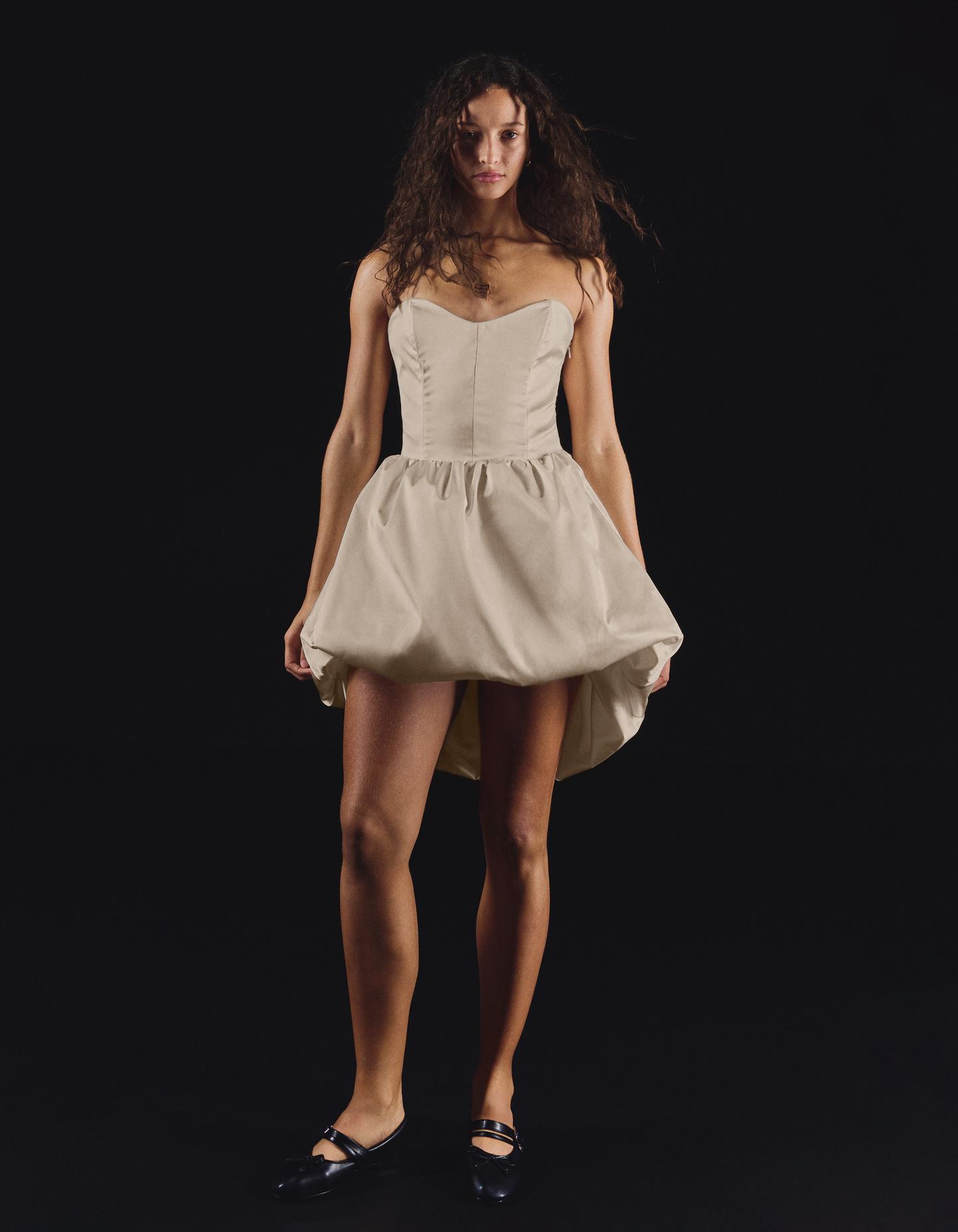 Bershka satynowana sukienka typu bustier kremowy