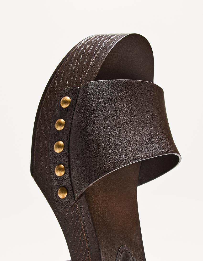 صندل بنعل عال وكعب-بني