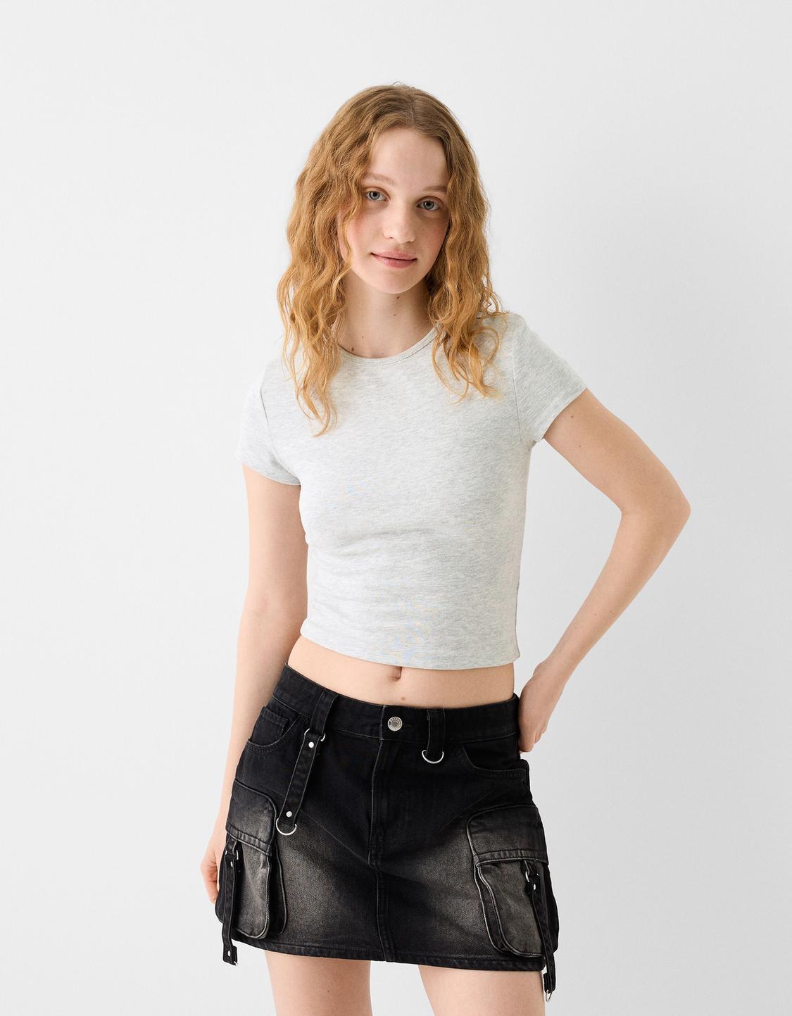 Short sleeve T-shirt with a round neck