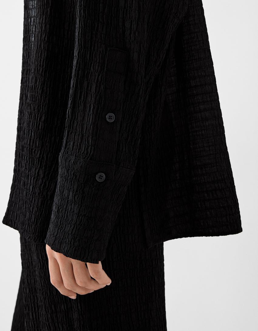 قميص فضفاض بملمس بارز وأكمام طويلة-أسود-5