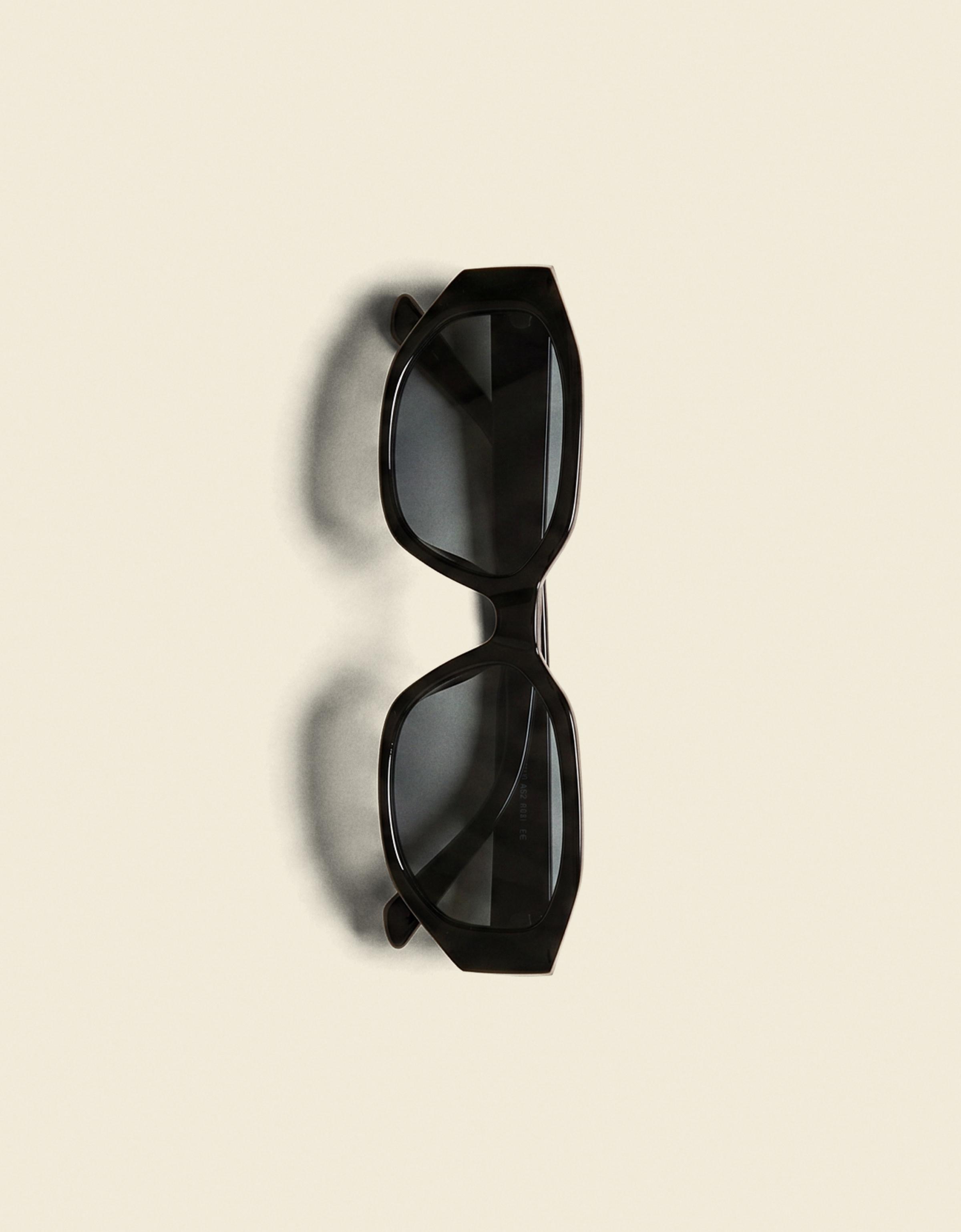 Plastic sunglasses — Black
