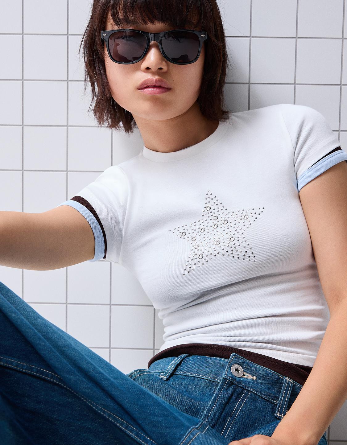 Short sleeve T-shirt with studs