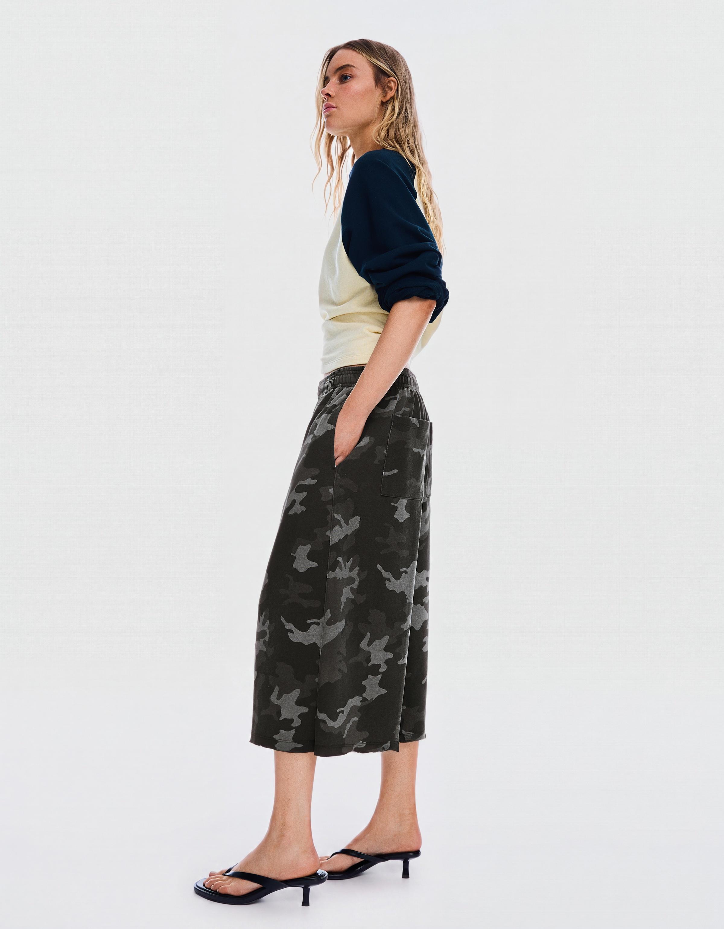 Long plush Bermuda shorts with print — Dark grey