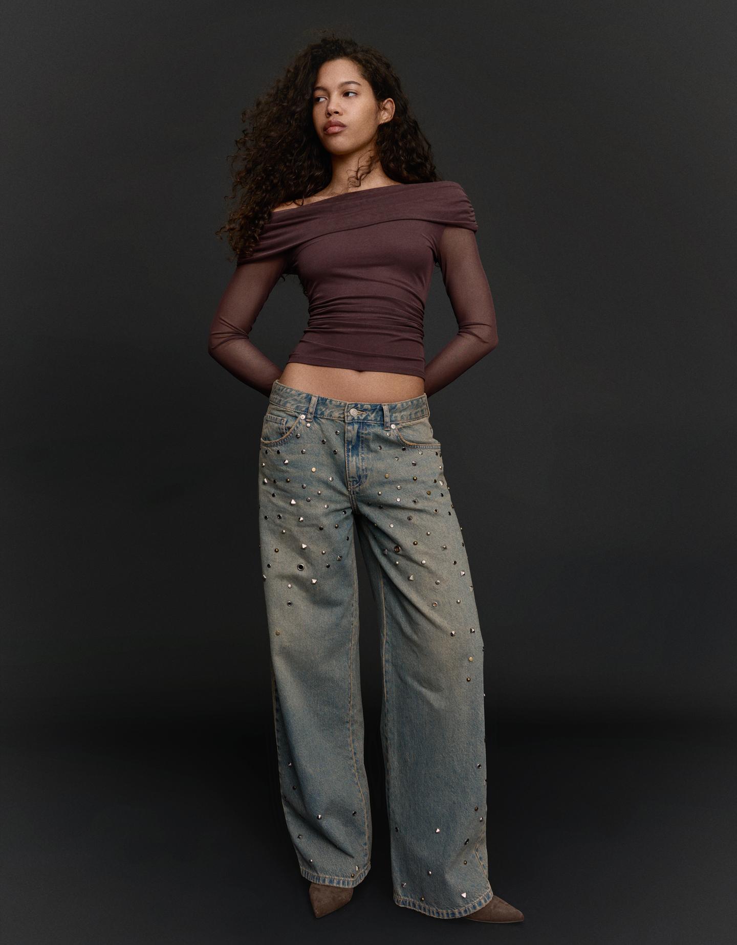 Bershka jeansy boyfriend z niskim stanem i ćwiekami wyblakły niebieski