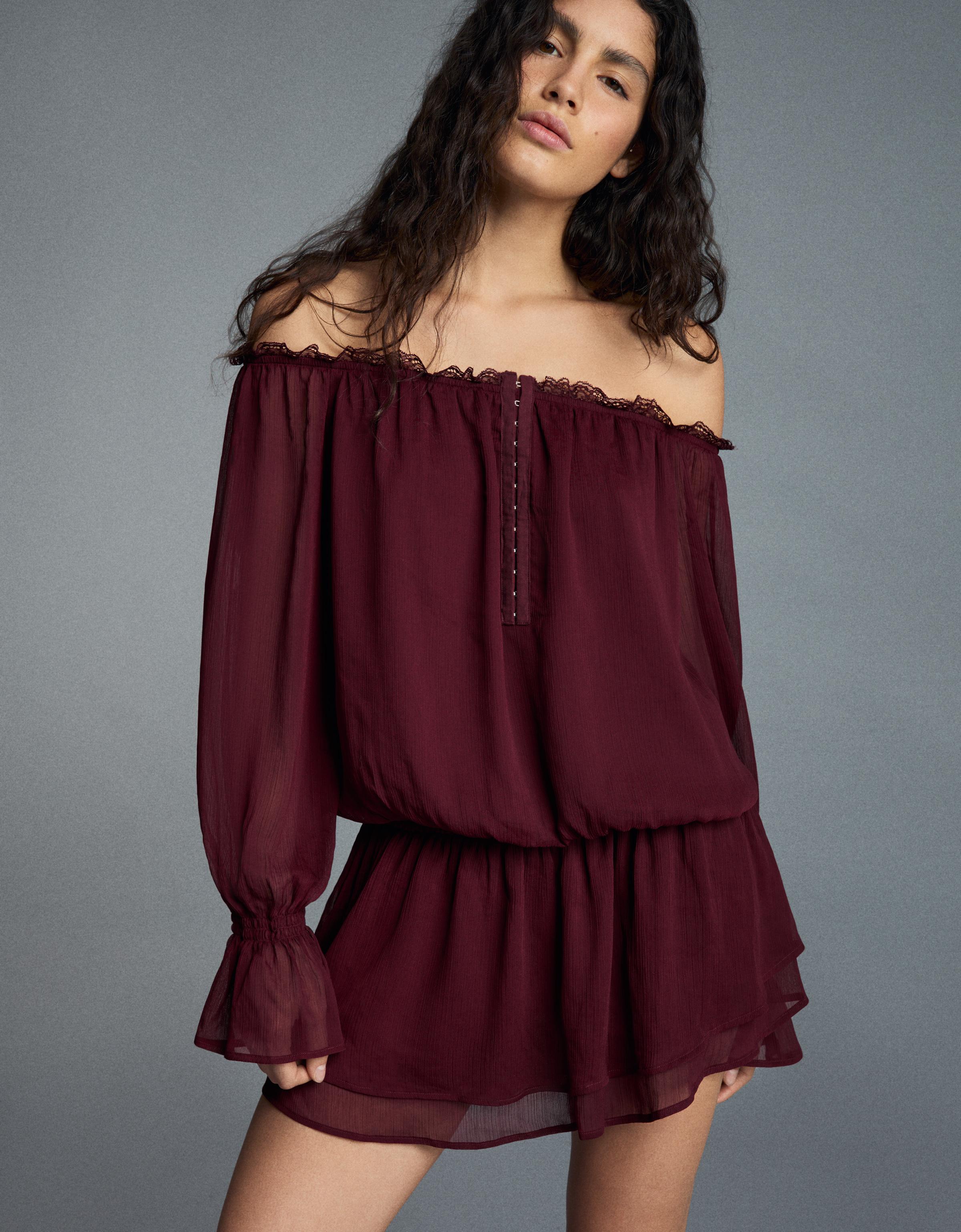 Vestido mini escote bardot cintura fruncida