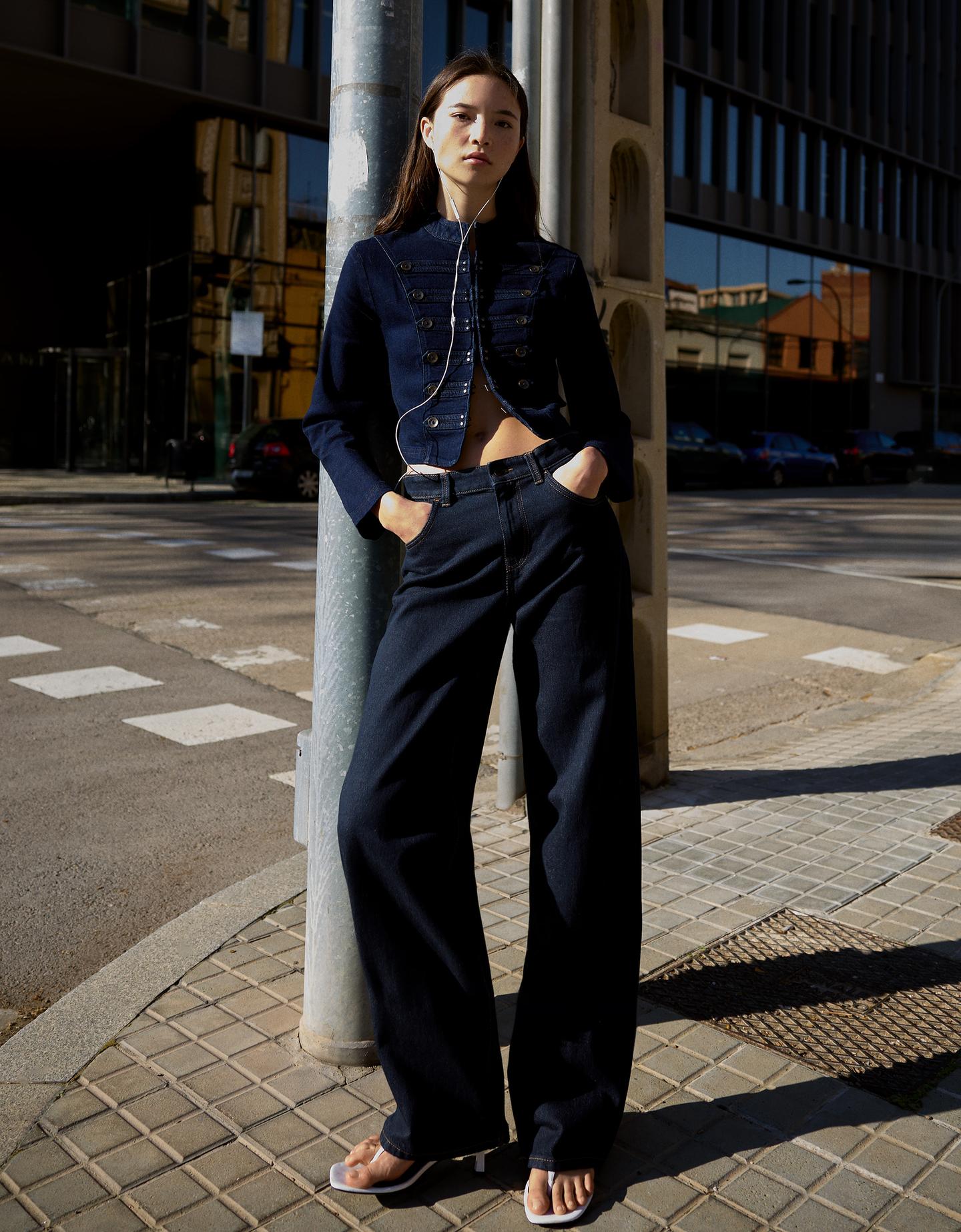 Bershka jeansy o kroju wide leg straight z wysokim stanem niebieski