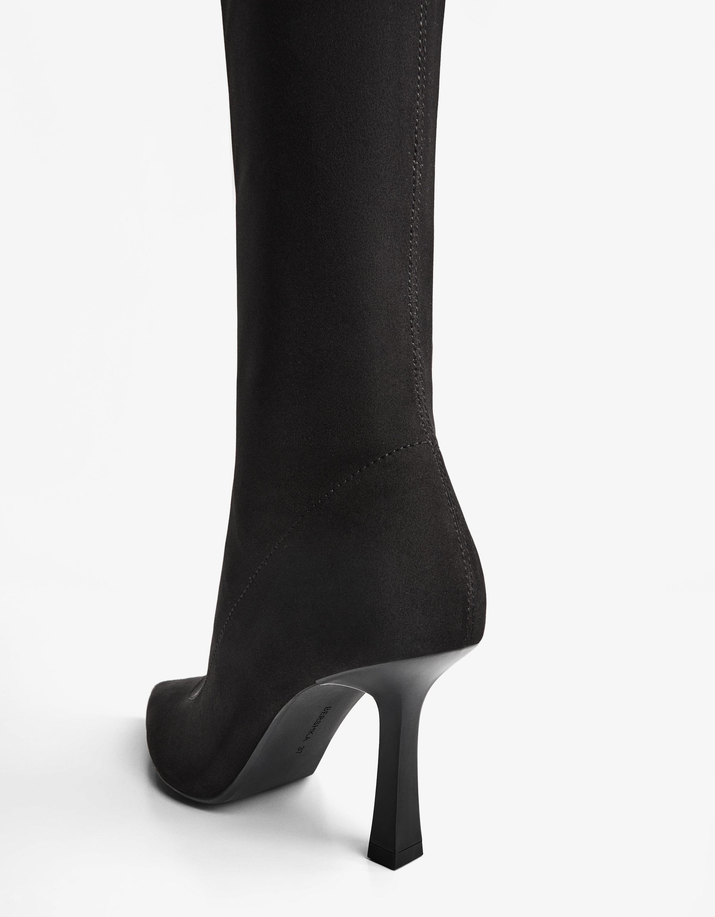 Fitted heeled boots — BLACK