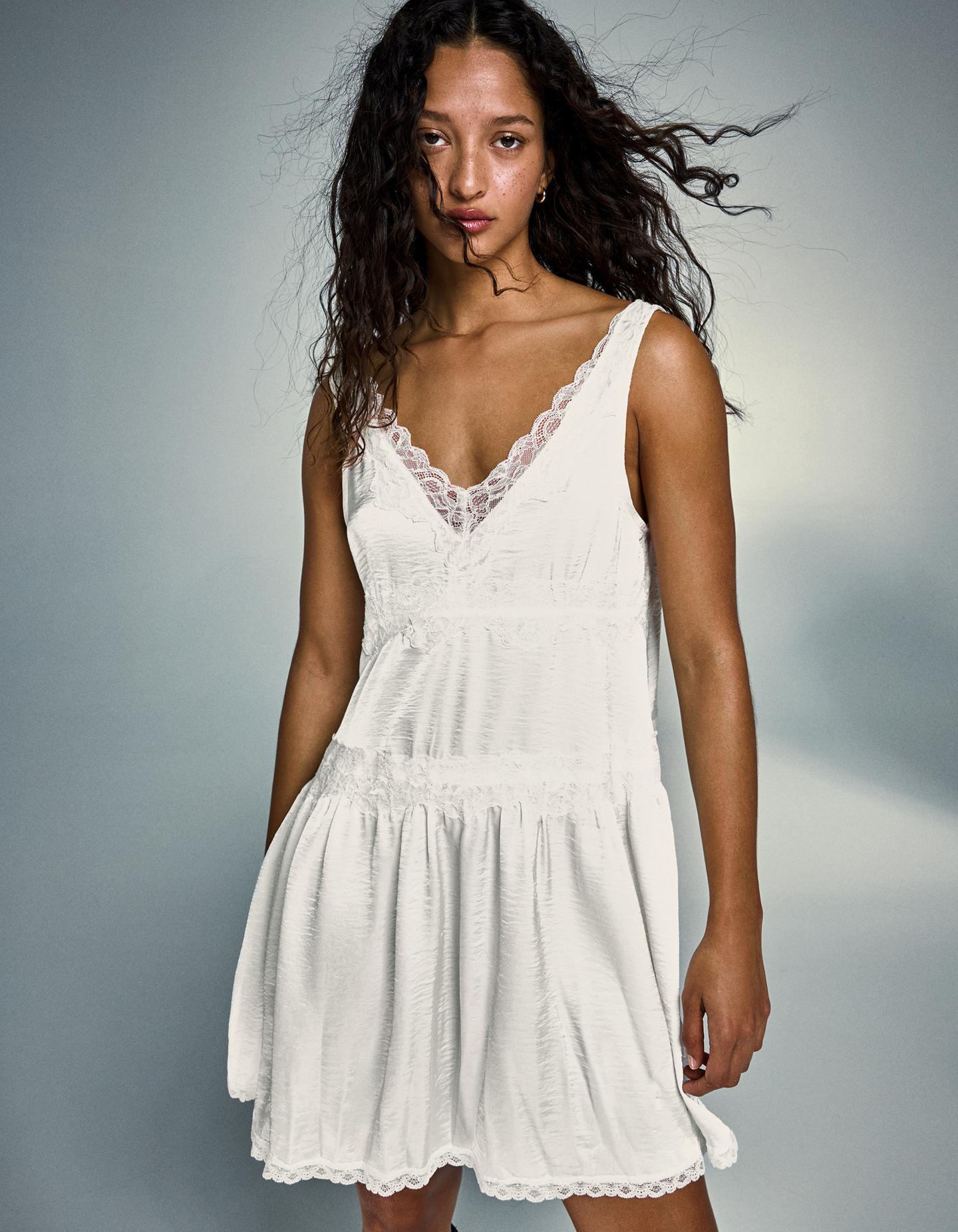 Bershka sukienka mini z satyny kremowy