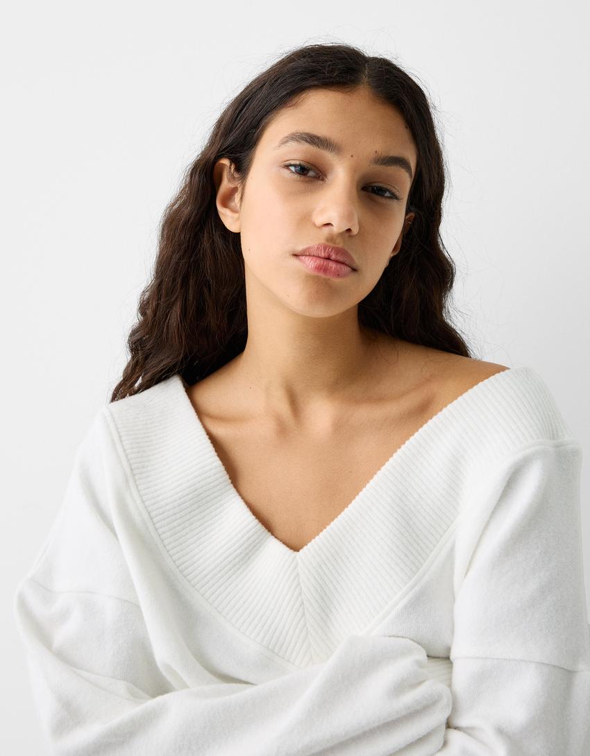 Sweater com decote em bico-Cru-5